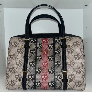 Dkny väska🤍 - Super fin i nyskick!