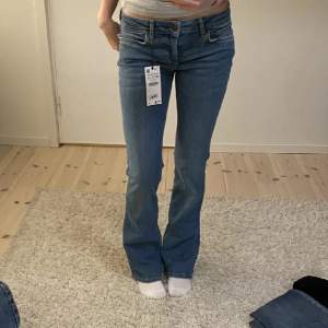 Säljer dessa lågmidjade zara jeans då jag inte fick veta om defekterna när jag köpte dem här på plick (bild 2&3), därav priset💕