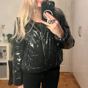 Glansig jacka - Säljer denna glansiga jacka som passar storlek XS. Den är lite croppad å passar fint med ett par låga jeans. Bra skick och varm 🥰 Klicka gärna på köp nu 👇🏻