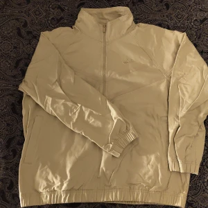 Nike Jacka Windbreaker Canvas - Storlek M sitter som M/L Canvas jacka från Nike i nyskick, endast provad säljer eftersom den sitter stort på mig Bara skriv om det finns frågor :)