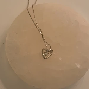 Halsband i stereling silver - Gulligt halsband i äkta sterling silver.   Med Cubic zirconia diamant i mitten.  Super fint skick !! Använd gärna köp nu🩷🩷