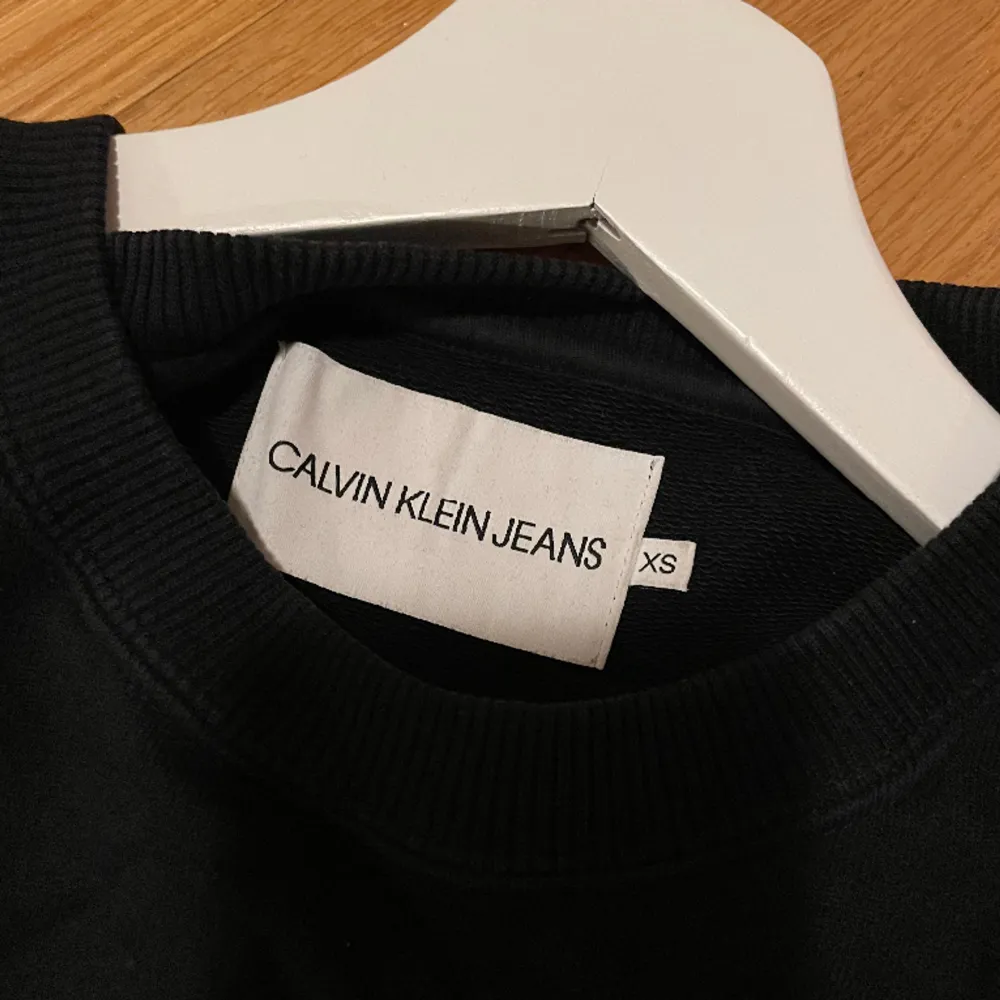 Säljer denna Calvin Klein klänning i sweatshirt material. Den är storlek XS och har inga fläckar eller defekter. Köptes på Boozt för länge sen. . Klänningar.