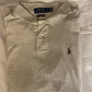 Ralph lauren piké  - Säljer denna pikétröjan från Ralph lauren som jag köpt till min kille men som tyvärr inte passar. Storlek L men passar även M. Bra skick utan defekter. 