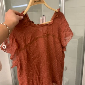 Vinröd blus  - Söt blus från only i vinrött 