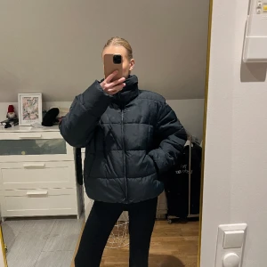 Puffer jacka  - Jacka i puffermodell. Fint skick. Det är smink på insidan av kragen men har inte testat att tvätta jackan. Syns dock inte när den är stängd. Storlek M men passar S. Ingen luva 