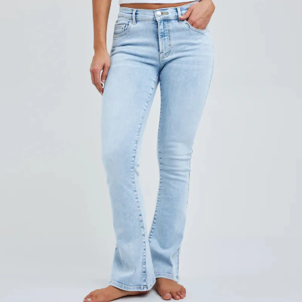 Ljusblå lågmidjade Flarie jeans ifrån BIKBOK, i storlek s/33. ” low flare 520 jeans ”. Knappt använda. Ny pris 599 kr, mitt pris 350kr. Skriv för fler bilder 💕 säljer eftersom för långa för mig 😊. Jeans & Byxor.