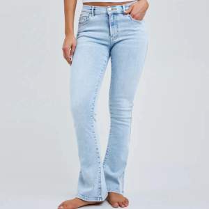 Ljusblå lågmidjade Flarie jeans ifrån BIKBOK, i storlek s/33. ” low flare 520 jeans ”. Knappt använda. Ny pris 599 kr, mitt pris 350kr. Skriv för fler bilder 💕 säljer eftersom för långa för mig 😊