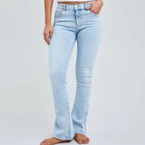 Bikbok jeans  - Ljusblå lågmidjade Flarie jeans ifrån BIKBOK, i storlek s/33. ” low flare 520 jeans ”. Knappt använda. Ny pris 599 kr, mitt pris 350kr. Skriv för fler bilder 💕 säljer eftersom för långa för mig 😊