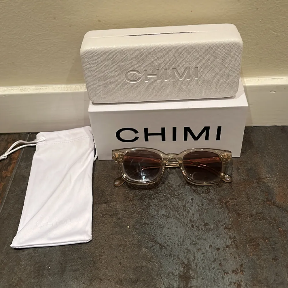 Säljer nu dess chimi glasögon då ja har köpt ett par andra och inte fått användning för dem. Dem är använda Max 5 gånger och är i ny skick, pris kan diskuteras vid snabb affär🙌 det ör modell 02. Övrigt.