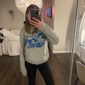 Grå hoodie med blått tryck  - Grå hoodie med blått tryck från shirtstore. Använd få gånger och i jättebra skick💞