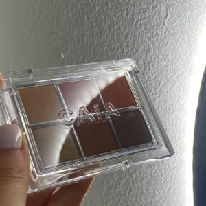 Caia eyeshadow palette  - En liten ögonskuggspalett med 6 otroligt fina färger. Använder tyvärr inte ögonskugga så detta har aldrig kommit till användning. Nyskick. HELT OANVÄND!