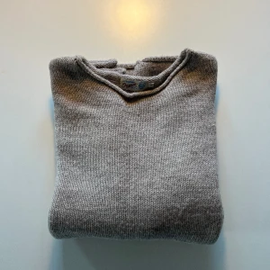 Långärmad tjocktröja Jack & Jones - Stickad tjocktröja från Jack & Jones i väldigt fint skick. Färgen är beige/grå
