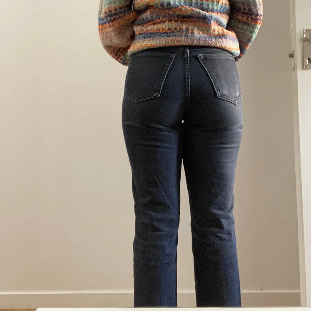 Raka jeans från topshop. Storlek W25 L32. Den passar mig som brukar ha storlek 36 på jeans. De passar med allt och är bekväma. . Jeans & Byxor.