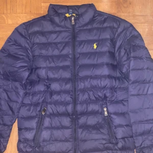 Ralph Lauren Jacka Barnstorlek - Storlek: 14-16  Skick: 8,5/10 (En av fickorna kan vara lite trög)