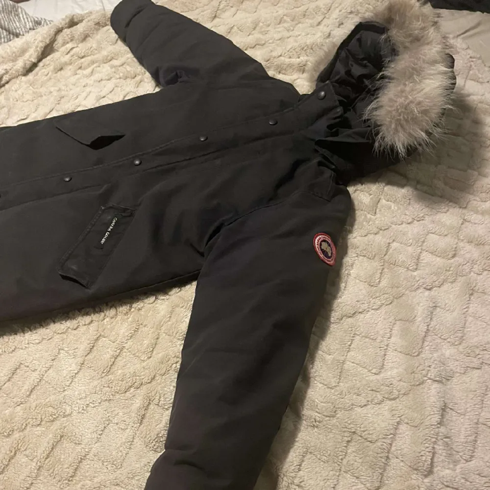 Jag säljer nu min killes canada goose jacka. Skulle säga att den är i bra skick och inte har några slitage. Skriv för mer frågor eller bilder. Storlek är L/G (14-16) . Jackor.