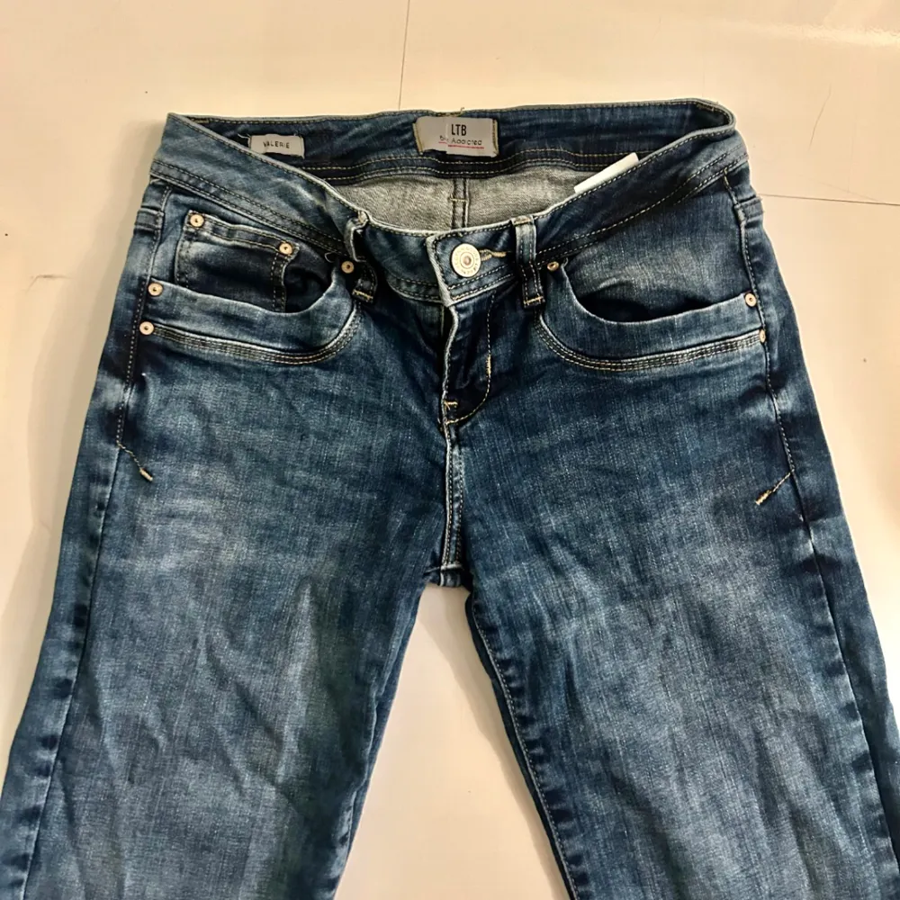 Blå lågmidjade jeans som jag behöver sälja för att de blivit för små för mig. Det är Low Rise Boot Cut jeans från LTB i storlek 27/32💞. Jeans & Byxor.