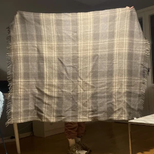 Fin Ullpläd  - Supermysig passar alla årstider, nypris 700kr