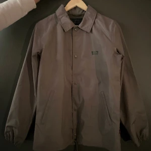 Levis regnjacka/vindjacka - Snygg Levis regnjacka/vindjacka i väldigt fint skick!