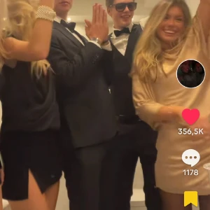 Guldig klänning - Säljer denna fina guldiga klänning perfekt till nyår, samma som på videon fast lång, så tror hon på videon sytt upp den❤️  Har även samma fast i svart!
