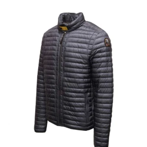 Parajumper jacka  - Köpt höst 2022 och använt ganska lite så den är ny och i bra skick. Nytt pris 4000 och säljer för 2200. XL men passar L lite liten i storleken. 