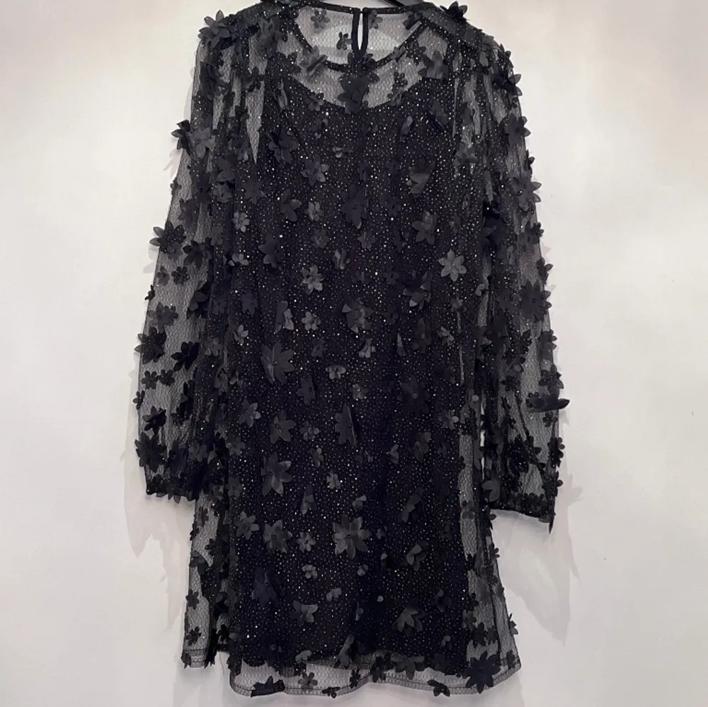 Superfin klänning från Liberté med 3D blommor och glittrig effekt. Ny med prislapp . Klänningar.