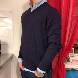 Polo Ralph lauren tröja - En jättestilig V ringad tröja/pullover som passar jätte bra med skjorta men också bra utan. 100% Merino ull och är Slim fit. Nypris 1500kr mitt pris 450krDen är varken nopprig eller sliten. Först till kvarn. Mvh Alex