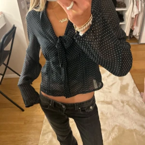Prickig blus  - Super söt prickig blus köpt secondhand i storlek S❤️