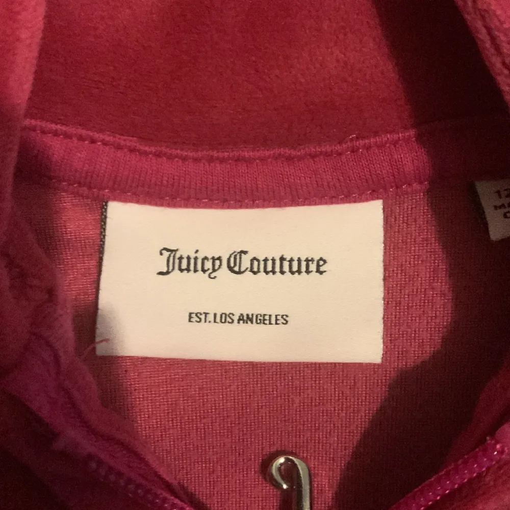 Säljer juciy couture tröja, säljer pågrund av inte min stil, pris 300kr , äkta såklart. Barn storlek!. Tröjor & Koftor.