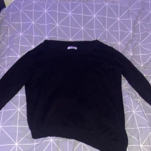 En stikad tröja  - Det är en stilad tröja som man ser i första bilden så är den Sne där nere så köpte jag den så 