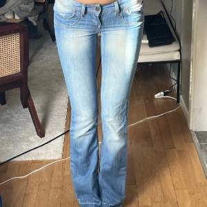 Jätte snygga vintage bootcut jeans med detaljer på fickorna! Köpta här på plick men tyvärr lite små på mig därav helt oanvända!!🫶🏼 