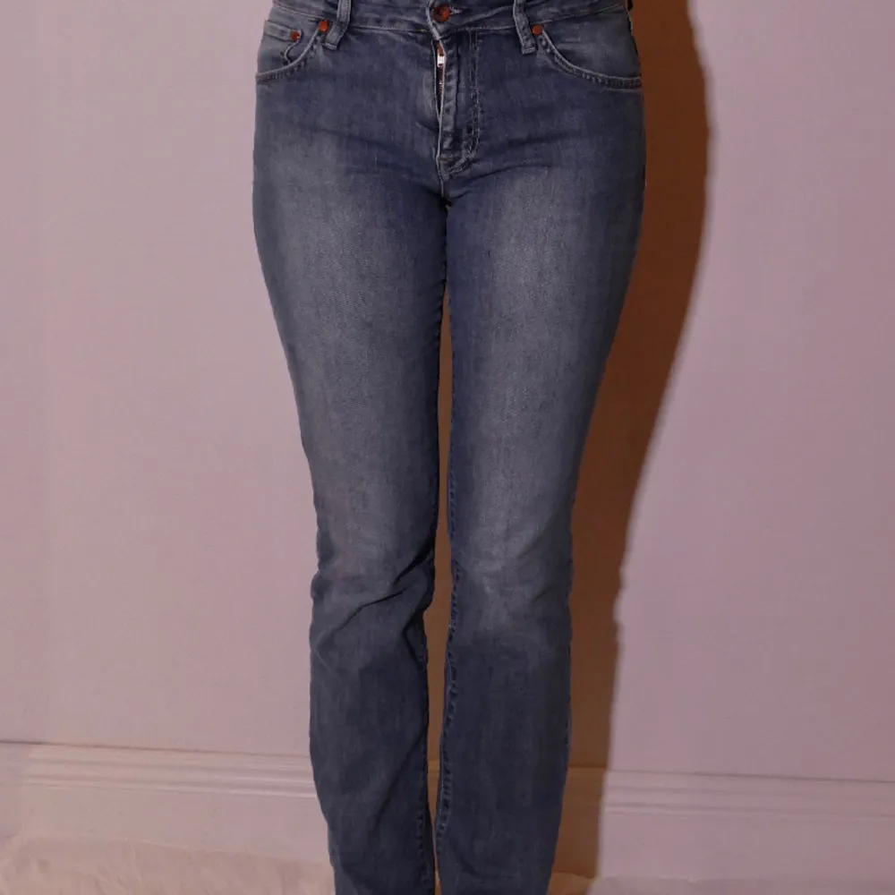 Snygga jeans  Hela byxan 106cm Innerbenslängd 85cm Midjan 37cm Midjehöjd 23cm Benbredd 20cm. Jeans & Byxor.