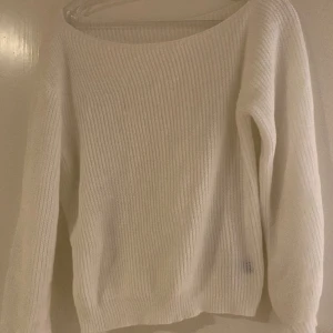 Vit stickad tröja  - Vit stickad tröja från shein, bara testad på så knappt använd. Lite lätt genomskinlig!! Säljer för 90kr + frakt 