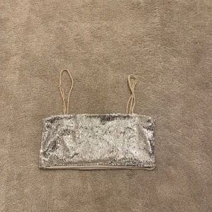 Glittrig topp - Perfekt till fest eller utgång! 🫶🏼 är ganska kort, men perfekt till sig som gillar croptops❤️