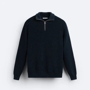 Mörkblå zara zip - Hej!, säljer min zara zip då jag inte tycker om den och den är helt oanvänd och otvättad. Vid minsta fundering är det bara att höra av sig!