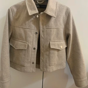 kappa - Kort kappa, ifrån zara. Den är använd några gånger men kommer inte till mer användning. Jag köpte den för 600kr och säljer för 350. Den är i Xs men passar lika bra på S