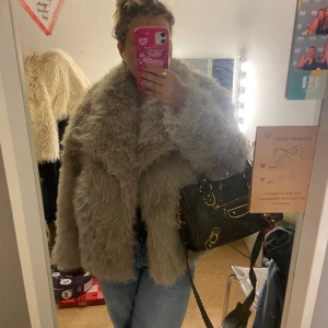 Zara pälsjacka - Säljer denna pälsjacka som ser exakt ut som zaras pälsjacka🩷prislappen är kvar då jag fick hem 2 likadana jätte mysig varm har! Skriv om flera frågor 