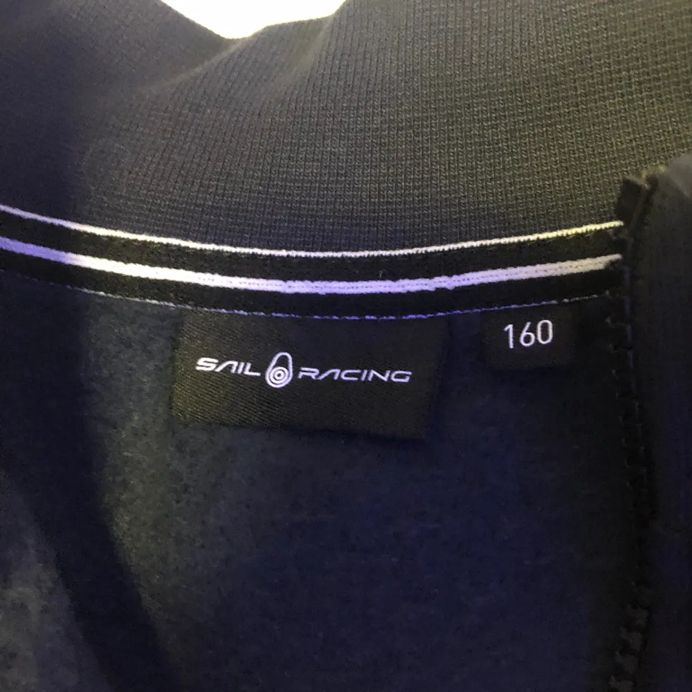 Hej! Säljer denna fina half zip up hoodie for 400kr! Väldig fin och bra i skick, inte använt så ofta då den är för liten. Rekommendera till folk som är 158-162 cm lång. Pris kan diskuteras!. Tröjor & Koftor.