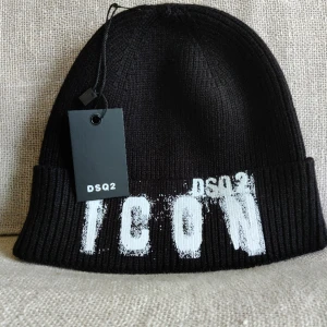 Dsquared2  - Oanvänd mössa Dsquared2 ICON  299 eller bud!  Kolla andra annonser för helt nya varor.   Mvh Maximilian 