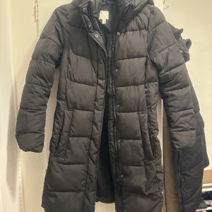 Vinterjacka från HM - Vinterjacka från HM som är inköpt förra året. Fint skick. Storlek XS, passar en S också. 400 kr. 