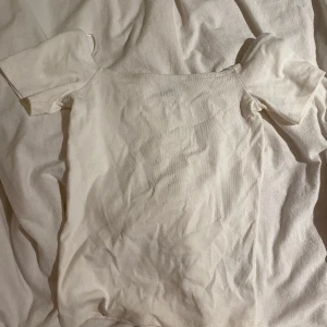 Topp - En vit topp, använd en gång. Från ginatricot i storlek XS, bra skick!!