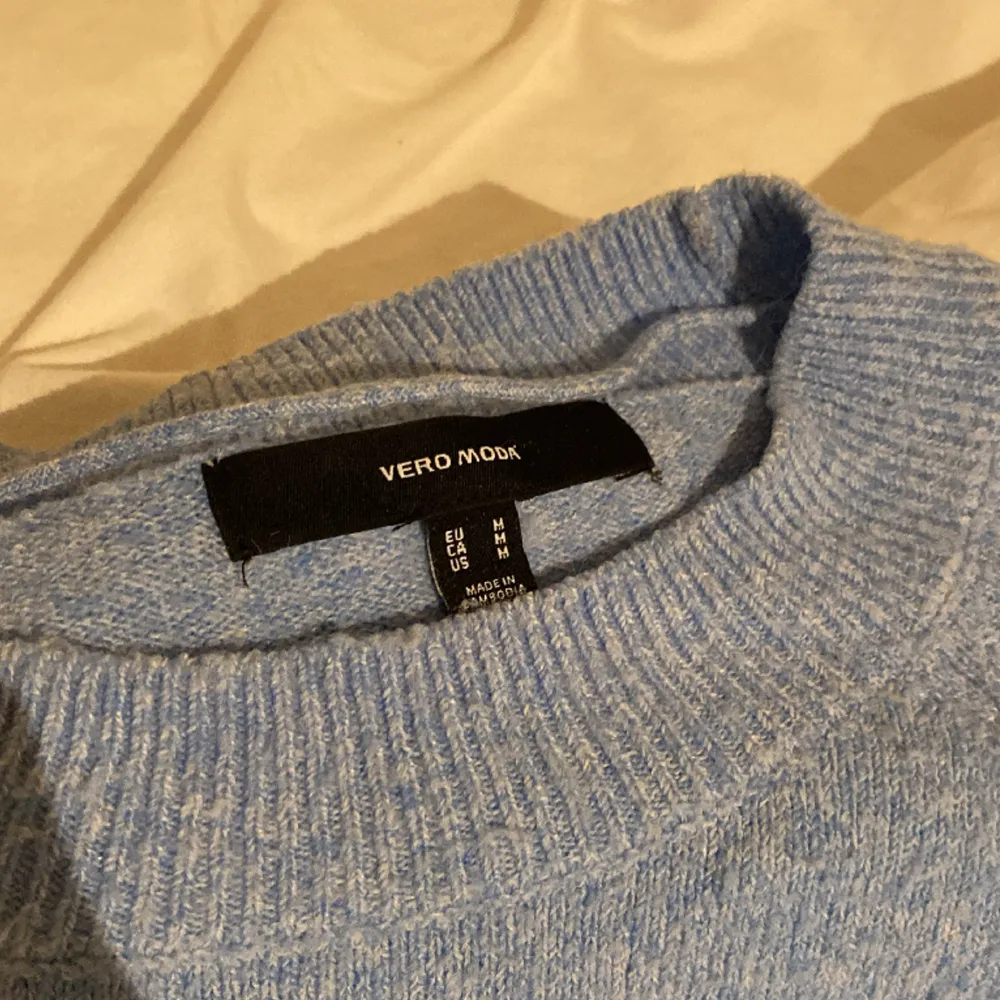 Ljusblå stickad tröja från Vero Moda i strl M. Använd fåtal gånger och skönt material. Tröjor & Koftor.