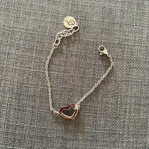 Silverarmband - Silvrigt armband från Edblad med ett hjärta som har ”diamanter inuti”!! Super fint 🥰