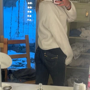 Lågmidjade utsvängda jeans  - Mörkblå jätte fina Lågmidjade jeans i storlek 36/38 dom är långa på mig som är 170! Hör av dig för mer info ❤️