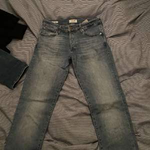 Två par snygga Jack and Jones jeans bara använda ett få tal gånger. Ena är mörkblåa de andra ljusare i färgen. Båda är storlek 32 och modellen Glenn. 200 kr för ett par eller 350 för båda.