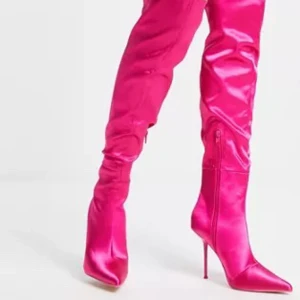 Rosa knähöga stövlar, public desire, storlek 38. Nyskick! - Knähöga stövlar i ceriserosa satin. Helt i nyskick, aldrig provade.  Nypris: 680:-