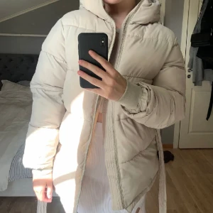 Beige vinterjacka  - Superfint skick, storlek 32 men passar en 36 också då den är oversized i modellen. Nypris 799kr från nelly