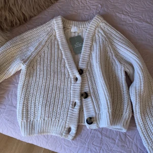 Cardigan - En stickad cardigan som jag fick i födelsedagspresent, men har aldrig använt och därför i nyskick💓