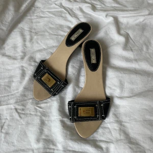 Klackarskor - Superfina svarta klackar med guldig detalj👡💓