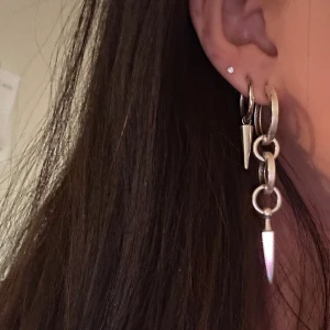 Edblad örhängen - Nära till oanvända örhängen från Edblad 🤍. Säljer för 300kr men pris går självklart att diskutera, hör av dig vid intresse/frågor:)