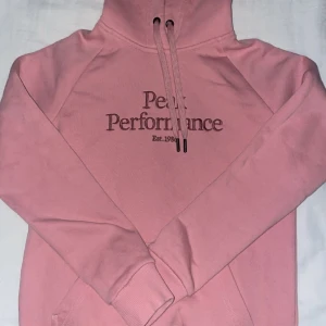 Säljer min Peak Performance  - Säljer min Peak Performance Hoodie för att den är för kort i armarna, den är bara testad då jag tog bort prislappen innan jag testade den. Jag älskar denna hoodien jag tycker den är skit fin, den är köpt på Peak performance hemsidan. 